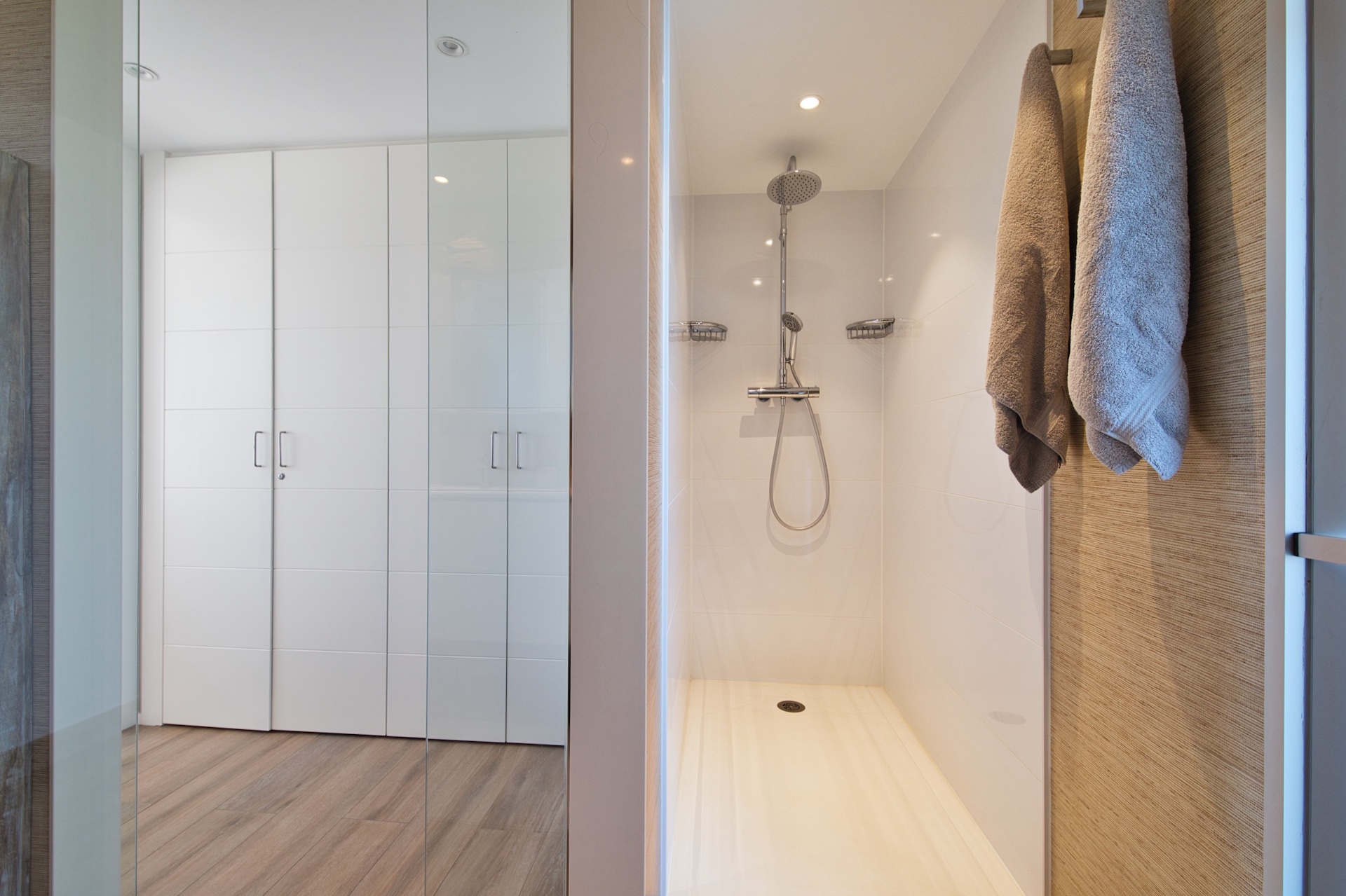 Resa Estates Ibiza te koop penthouse Marina botafoch for sale Ibiza shower.jpeg